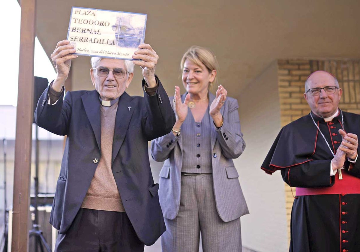 El sacerdote, junto a la alcaldesa y el obispo, muestra la placa que ya luce en La Hispanidad