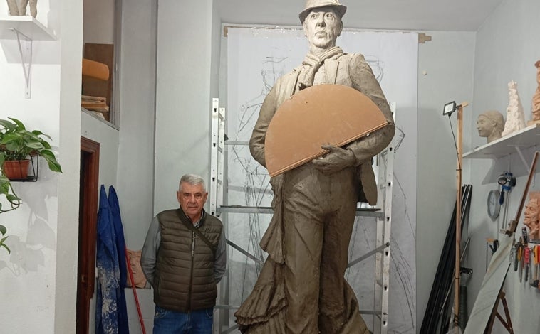 Imagen principal - Así avanza el monumento homenaje a La Moni de Huelva: «Seguimos necesitando ayuda»