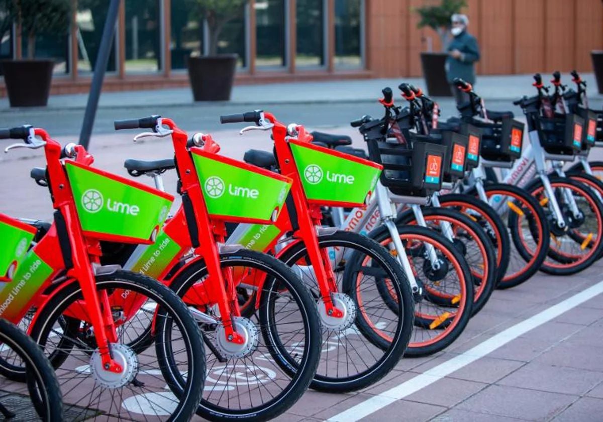 Imagen de archivo de bicicletas de alquiler en una ciudad andaluza