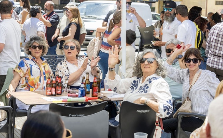 Imagen principal - Huelva y las habas 'enzapatás', un tándem de éxito siempre
