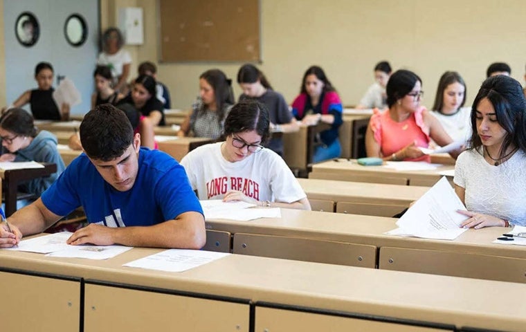 Alumnos realizando la Selectividad en el Campus de El Carmen
