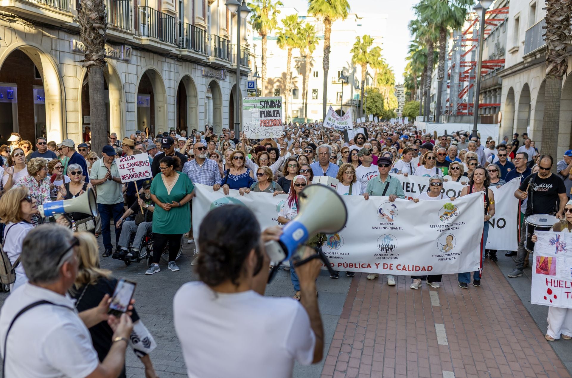 La manifestación en defensa de la sanidad pública de Huelva, en imágenes
