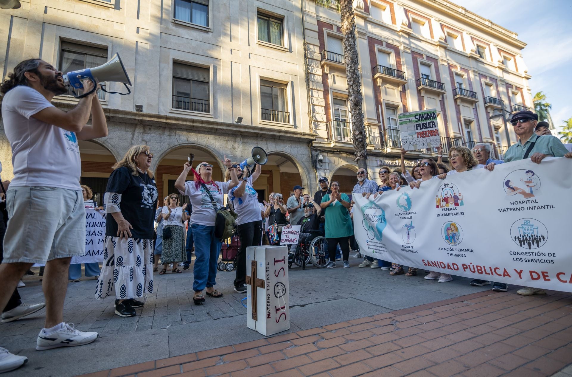 La manifestación en defensa de la sanidad pública de Huelva, en imágenes