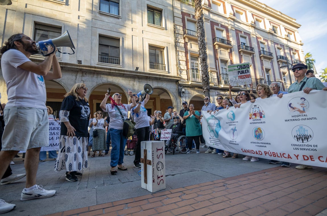 La manifestación en defensa de la sanidad pública de Huelva, en imágenes