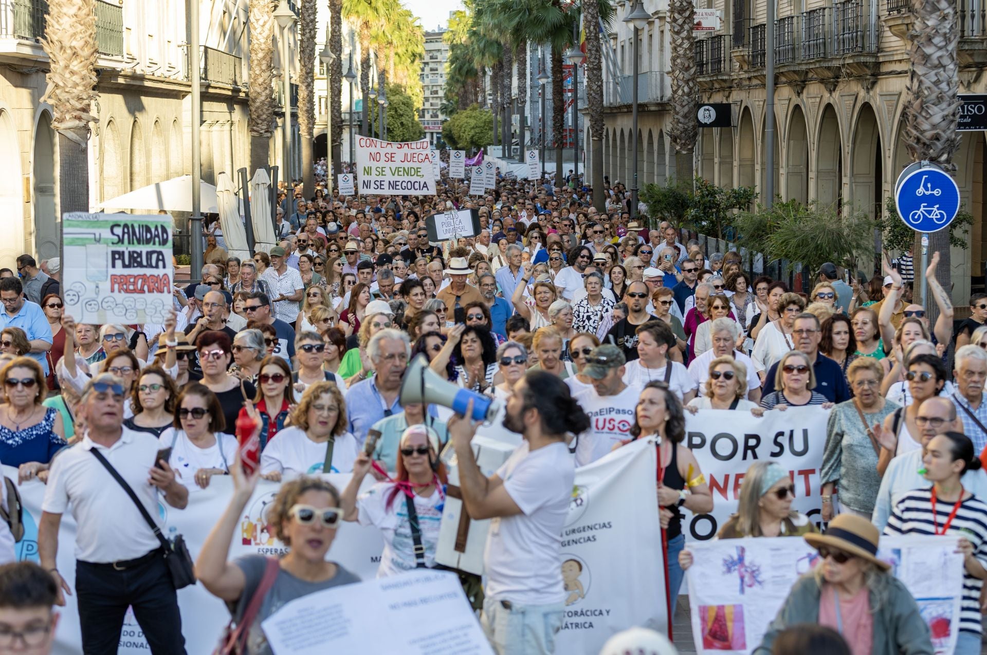 La manifestación en defensa de la sanidad pública de Huelva, en imágenes