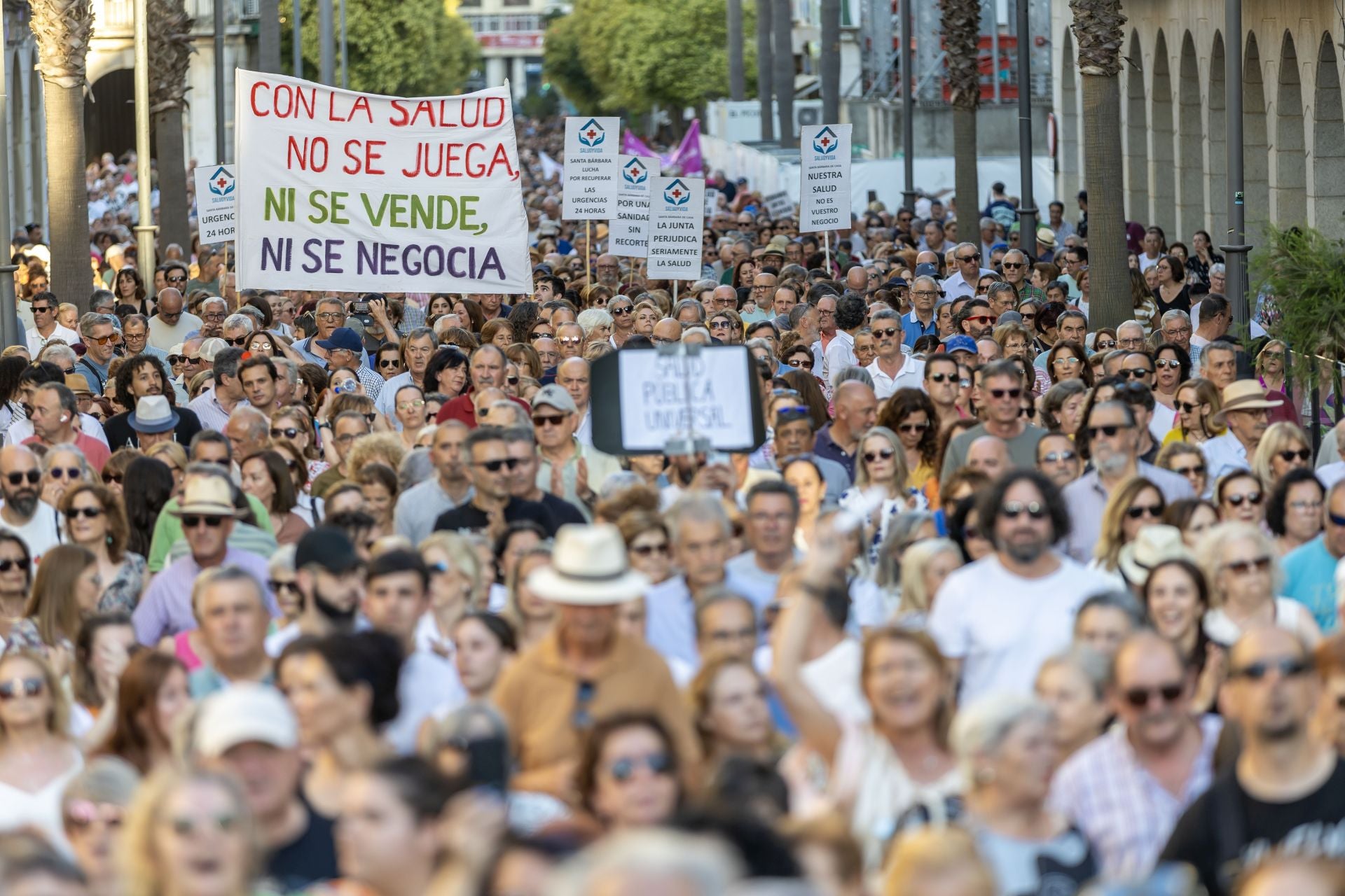 La manifestación en defensa de la sanidad pública de Huelva, en imágenes