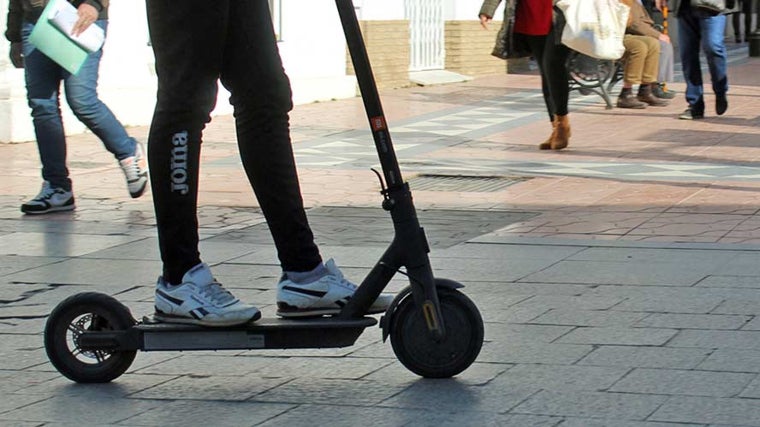 Patinete por una calle peatonal