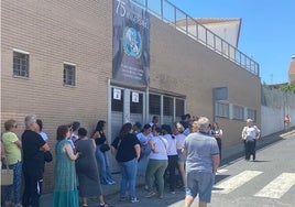 Familias aguardan para recoger a sus hijos e hijas en el CEIP Juvenal de Vega
