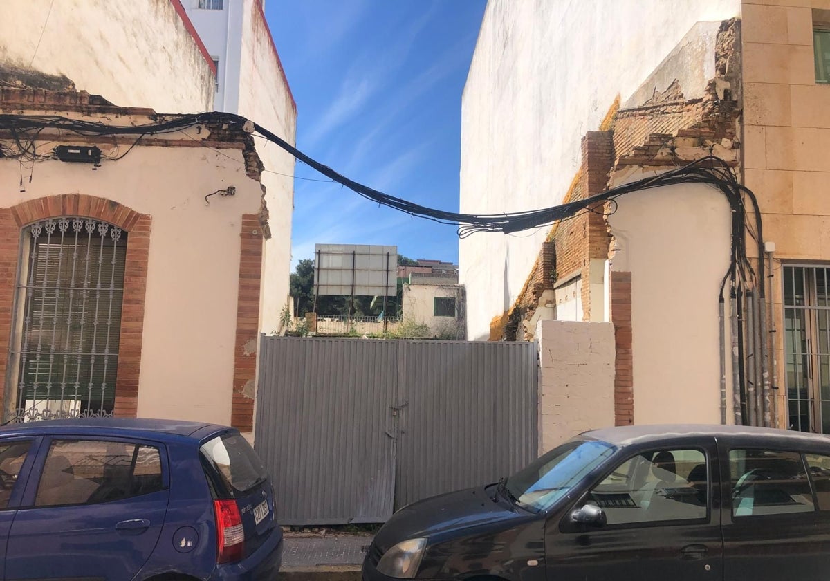 El solar que está provocando problemas a los edificios colindantes