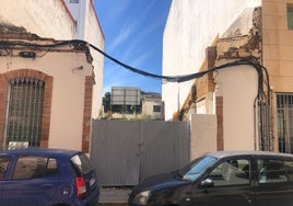 Años de abandono y humedades: un solar insalubre deteriora las viviendas colindantes en la calle Aviador Ramón Franco