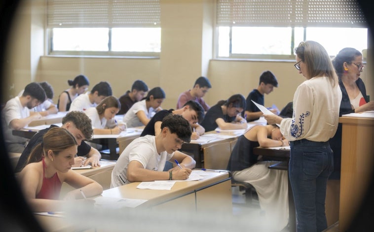 Imagen principal - Alumnos inician la Selectividad en las aulas y repasan antes de los exámenes