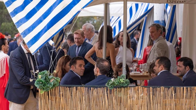 Ambiente en una caseta en la Feria del Caballo de Huelva
