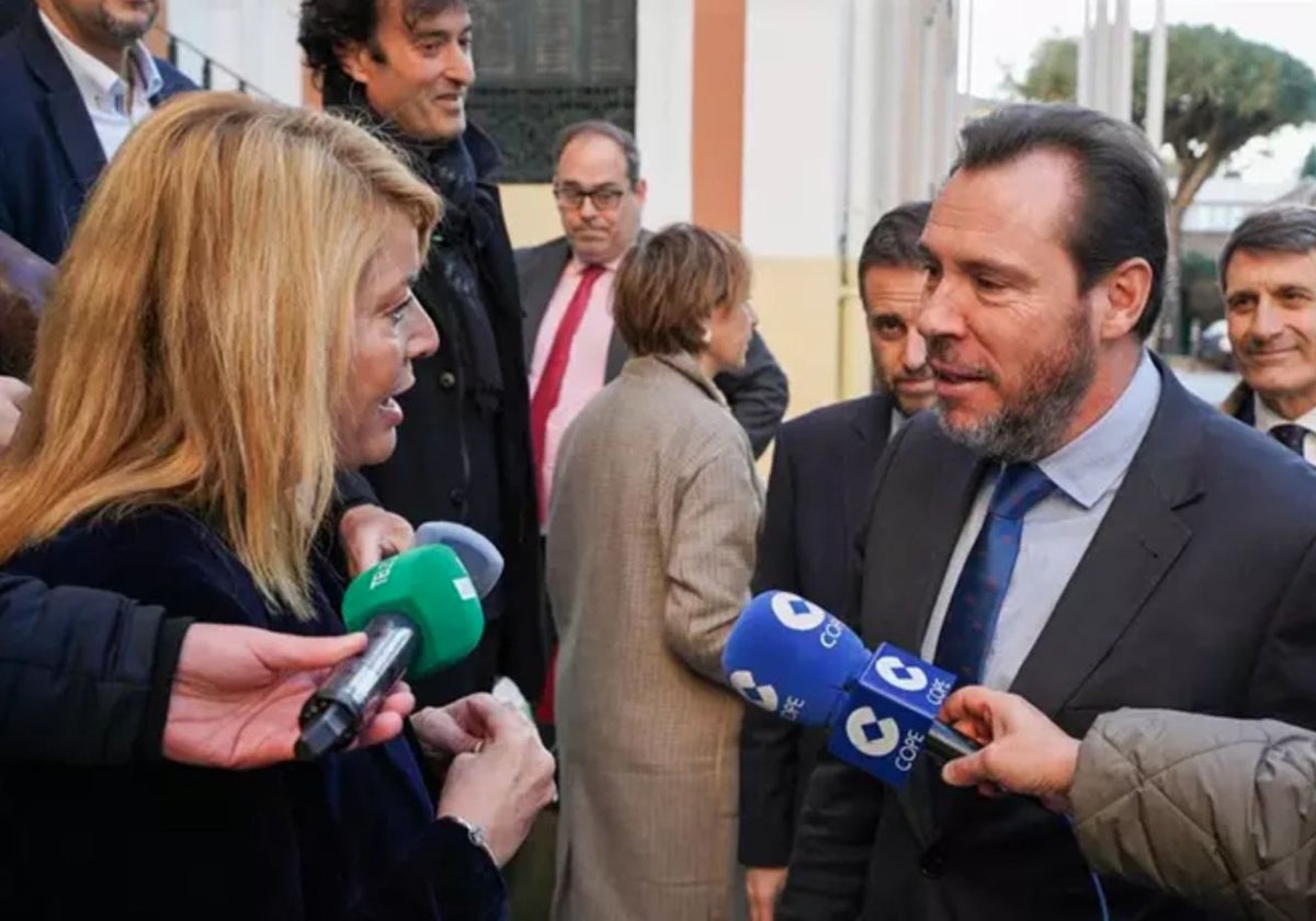 La alcaldesa de Huelva, Pilar Miranda, y Óscar Puente, ministro de Transportes