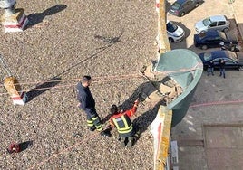 Actuación de urgencia de los bomberos  en 2022 en uno de los edificios
