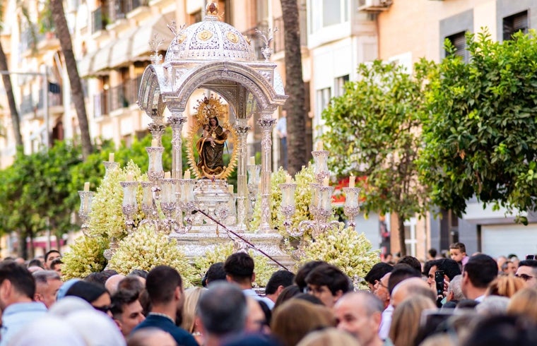 Traslado popular hacia su santuario del Conquero