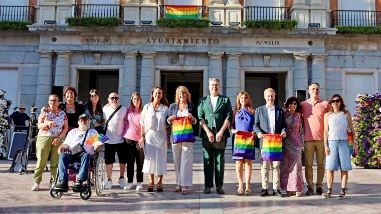 Huelva se adelanta a la celebración del Día del Orgullo con un acto reivindicativo desde el Ayuntamiento