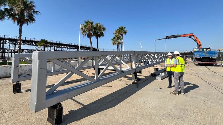 Llega al puerto la estructura que volverá a unir el Muelle del Tinto después de medio siglo