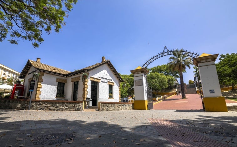 Imagen principal - El acceso principal y algunos rincones del barrio sí han experimentado mejoras en los últimos años