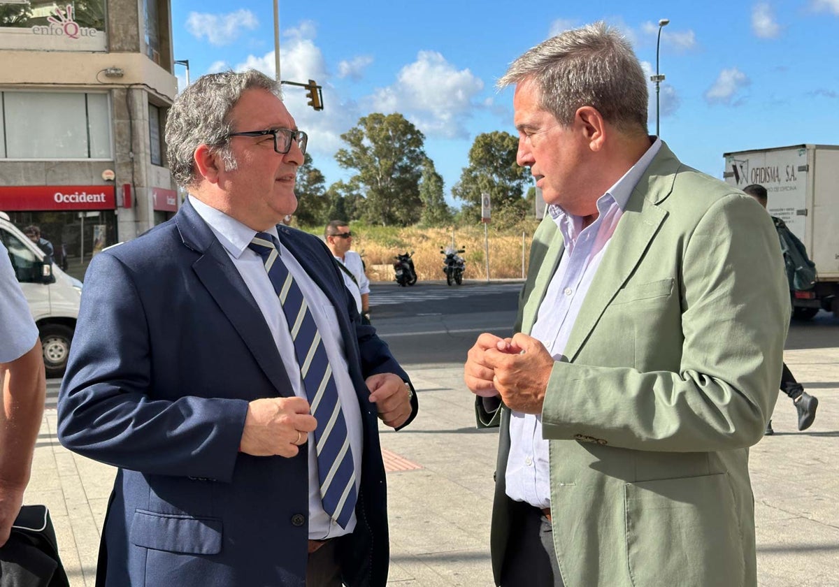 El decano del Colegio de Abogados de Huelva, Antonio Bernal (dcha.), junto a Javier Arroyo. diputado de la junta de gobierno y responsable del Turno de Oficio