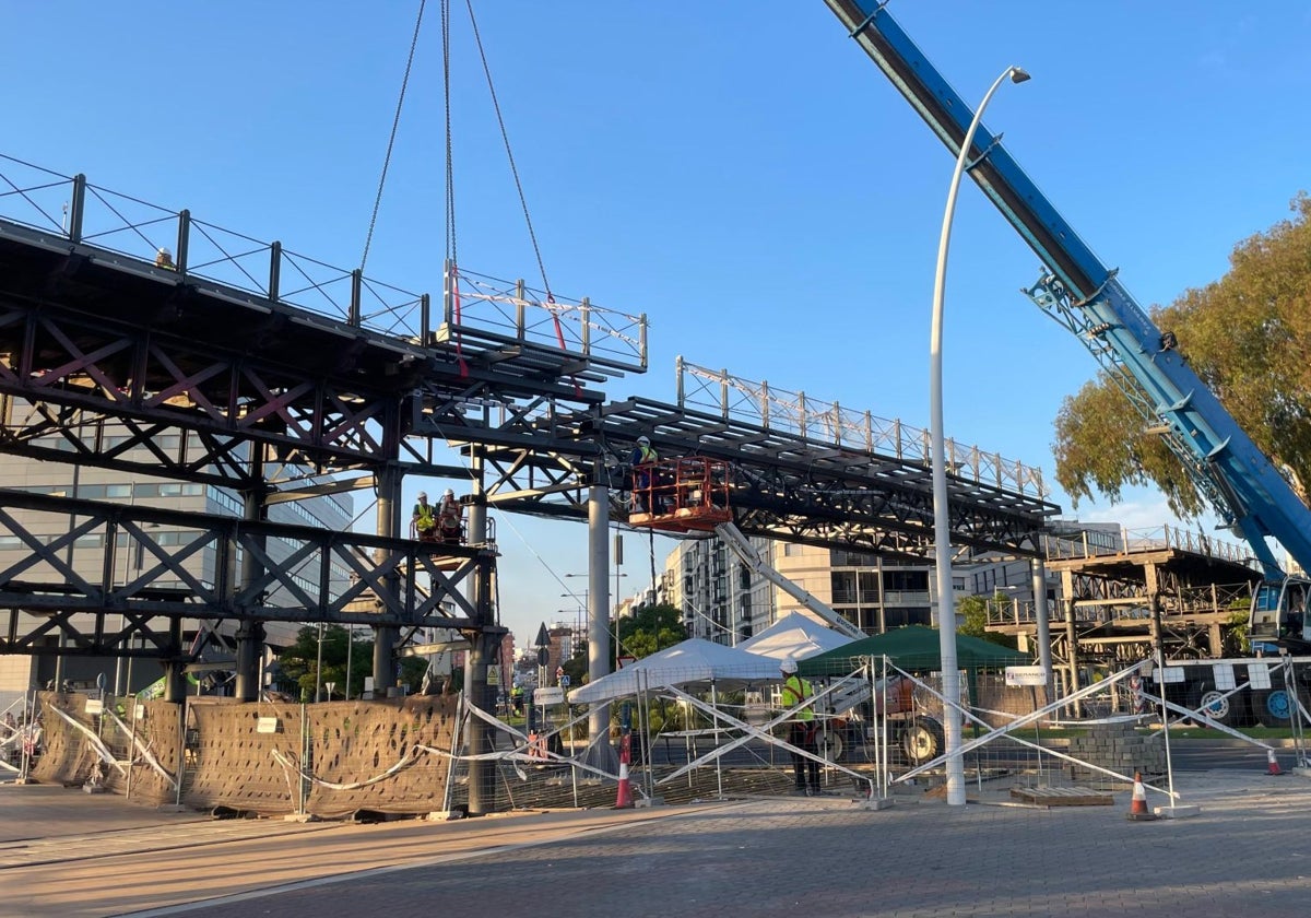 Momento en el que la grúa encaja la conexión entre los dos tramos del monumento