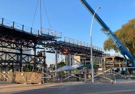 Momento en el que la grúa encaja la conexión entre los dos tramos del monumento