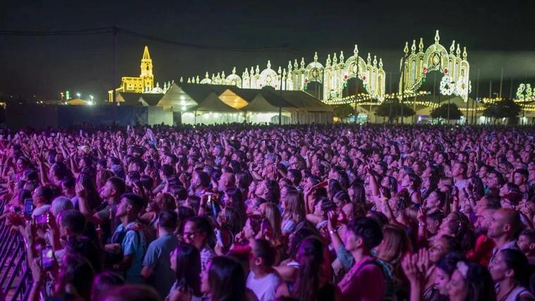 Público en el espacio de conciertos de las Fiestas Colombinas