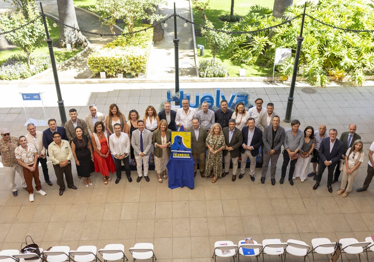Foto de familia tras la presentación oficial de las Colombinas