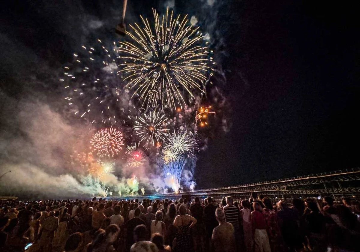 Fuegos artificiales sobre la ría para poner el broche a las Colombinas