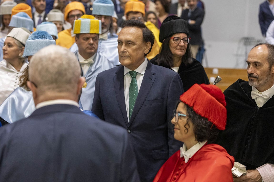 La investidura de José Rodríguez como rector de la Universidad de Huelva, en imágenes