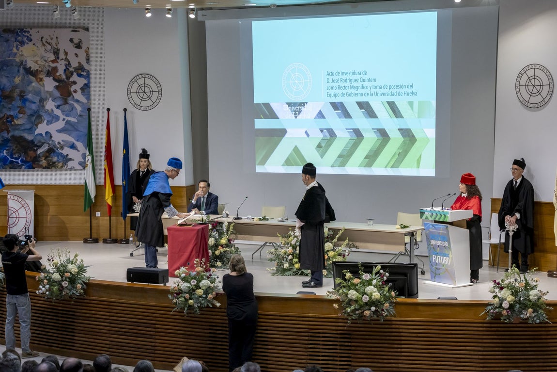 La investidura de José Rodríguez como rector de la Universidad de Huelva, en imágenes