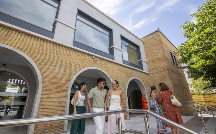 Imagen principal - La vida vuelve al Mercado de San Sebastián: reabre rehabilitado tras cuatro años cerrado