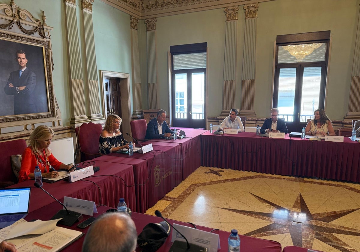 Junta Local de Seguridad en el salón de plenos del Ayuntamiento de Huelva