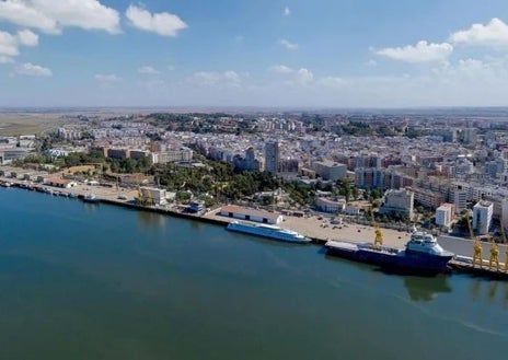 Imagen secundaria 1 - El proyecto del Muelle del Levante y el espacio actual junto a la ría, además del plano de la zona San Antonio-Montija