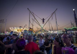 Padres y niños, ocupando las atracciones de las Fiestas Colombinas