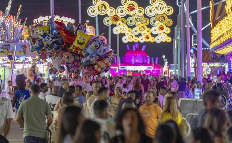 Imagen principal - La alcaldesa de Huelva, muy satisfecha con las Colombinas 2025: «Ojalá todos los años pudieran salir igual de bien»