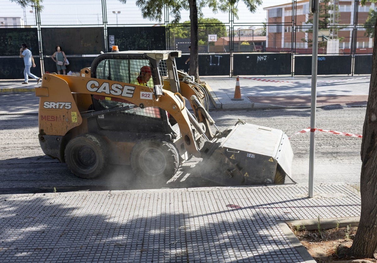 Intervención sobre el asfalto de una calle de la barriada de la Orden
