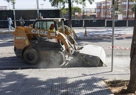 Comienza en La Orden un plan de asfaltado que llegará a 12 barrios de Huelva en las próximas 9 semanas