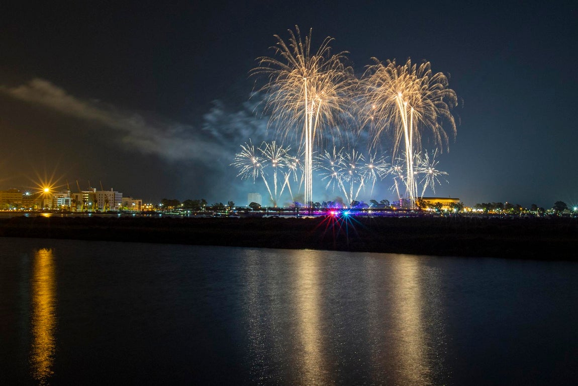 El espectáculo de fuegos artificiales que cerró las Colombinas, en imágenes