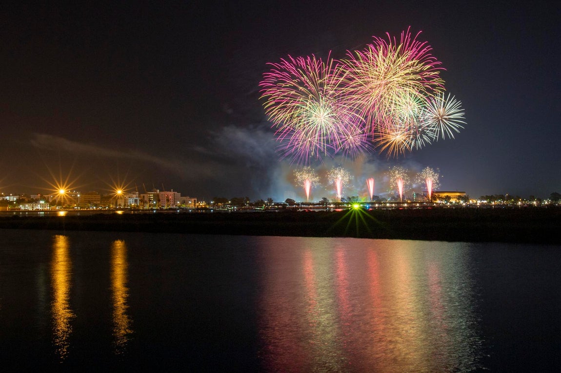 El espectáculo de fuegos artificiales que cerró las Colombinas, en imágenes