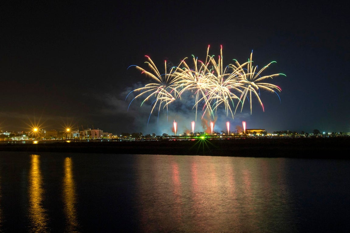 El espectáculo de fuegos artificiales que cerró las Colombinas, en imágenes