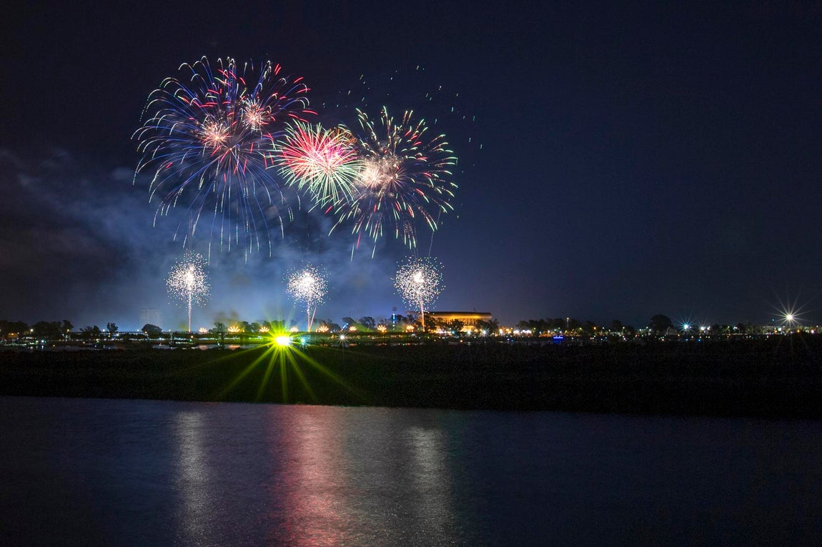 El espectáculo de fuegos artificiales que cerró las Colombinas, en imágenes