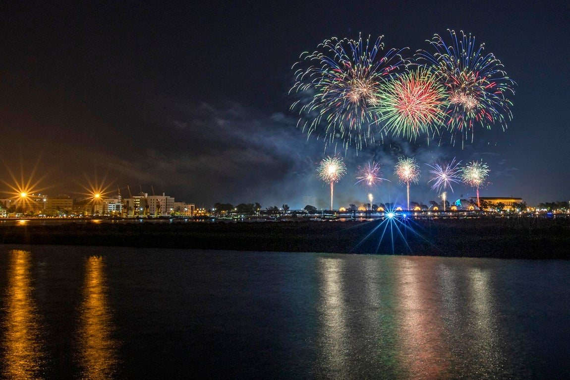 El espectáculo de fuegos artificiales que cerró las Colombinas, en imágenes