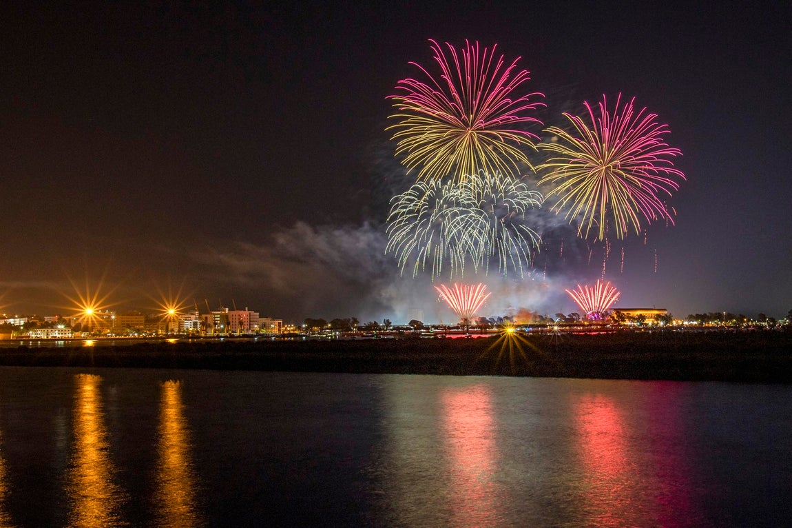 El espectáculo de fuegos artificiales que cerró las Colombinas, en imágenes