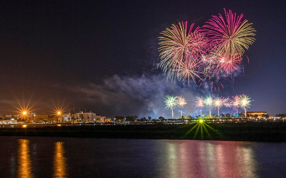 El castillo de fuegos artificiales desde el Paraje Natural Marismas del Odiel