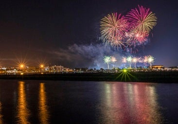 El castillo de fuegos artificiales desde el Paraje Natural Marismas del Odiel