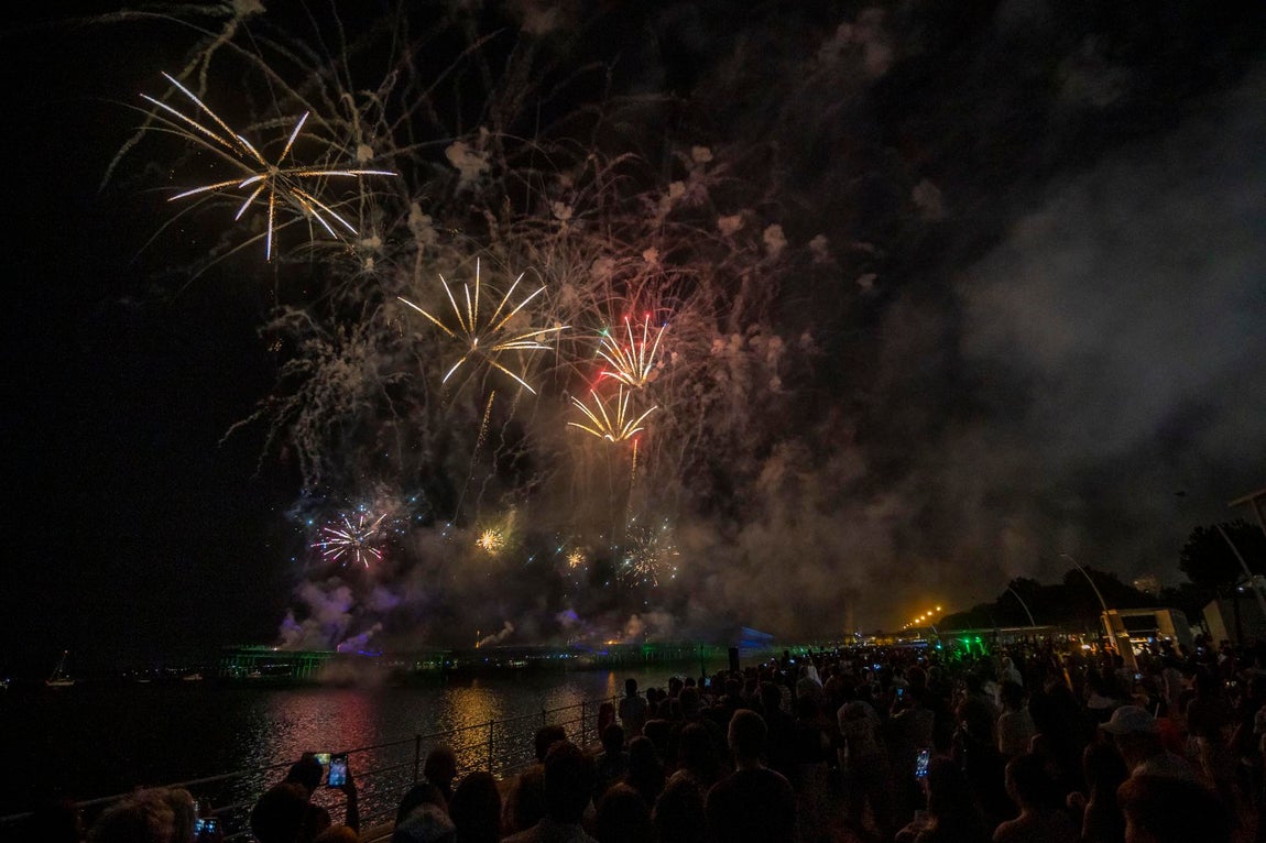 El espectáculo de fuegos artificiales que cerró las Colombinas, en imágenes