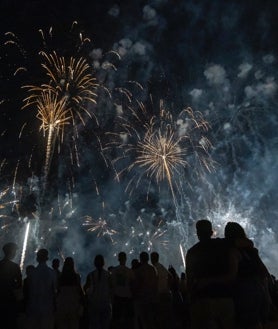 Imagen secundaria 2 - Los onubenses disfrutaron de los fuegos artificiales