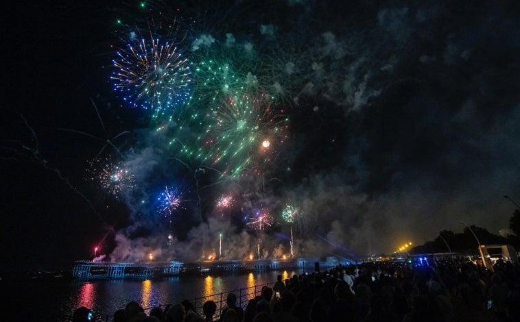 Imagen principal - Los onubenses disfrutaron de los fuegos artificiales