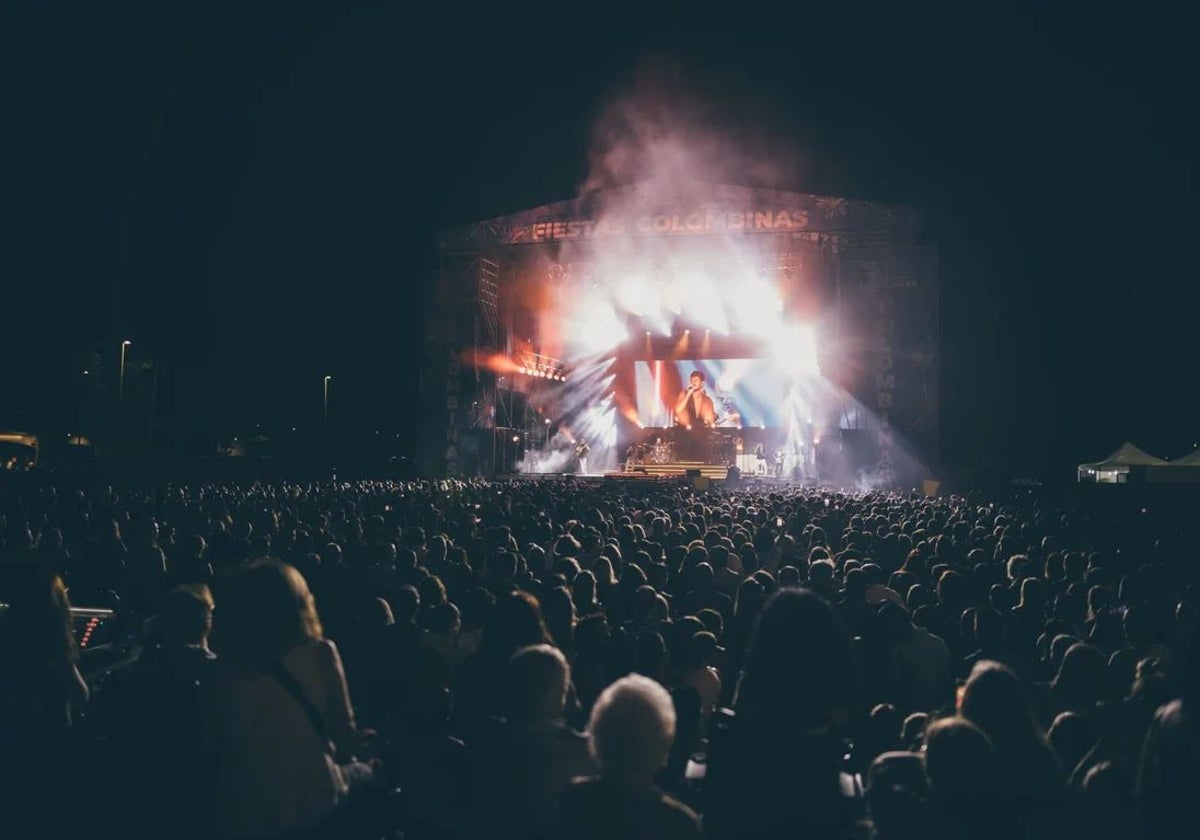 Público en el concierto de Antoñito Molina estas Colombinas