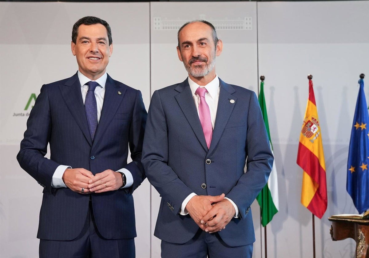 José Rodríguez, rector de la Universidad de Huelva, con Juanma Moreno, en su envestidura